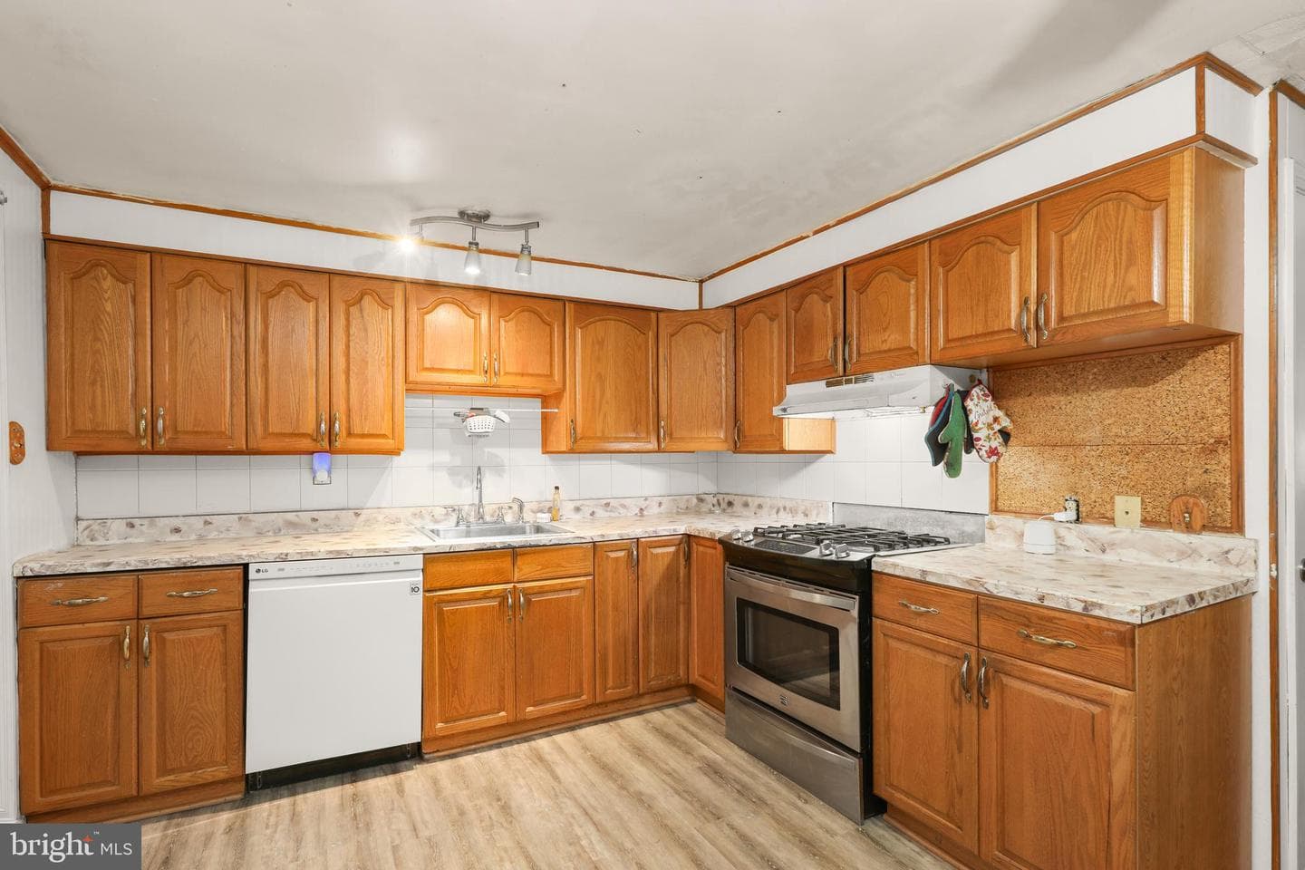 1569 Williams Avenue photo 15