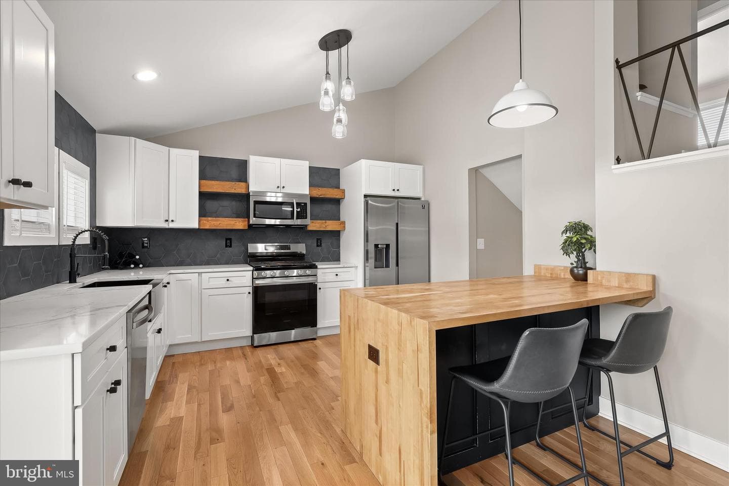 7442 Ricksway Road photo 2