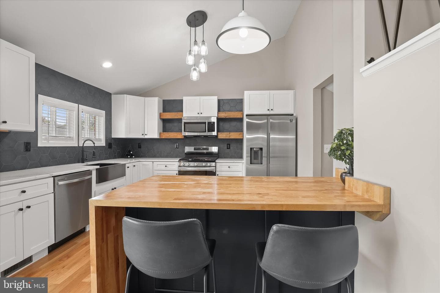 7442 Ricksway Road photo 3