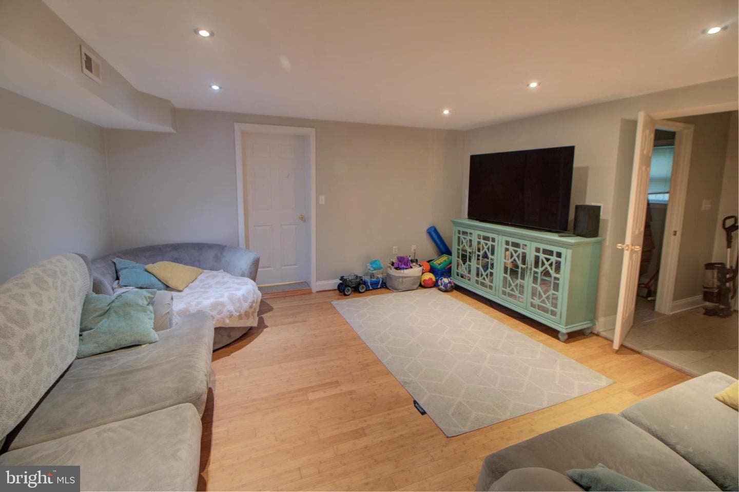 401 Bigley Ave photo 4
