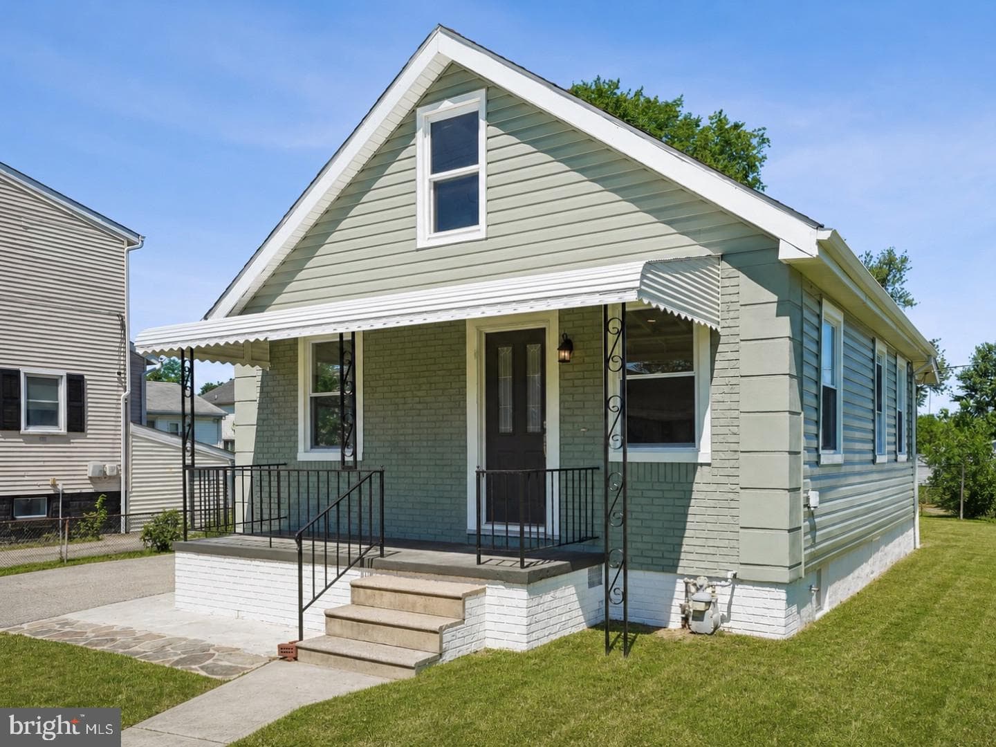 1126 Ingleside photo 2