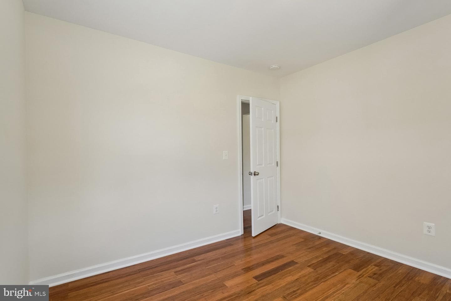 1126 Ingleside photo 26