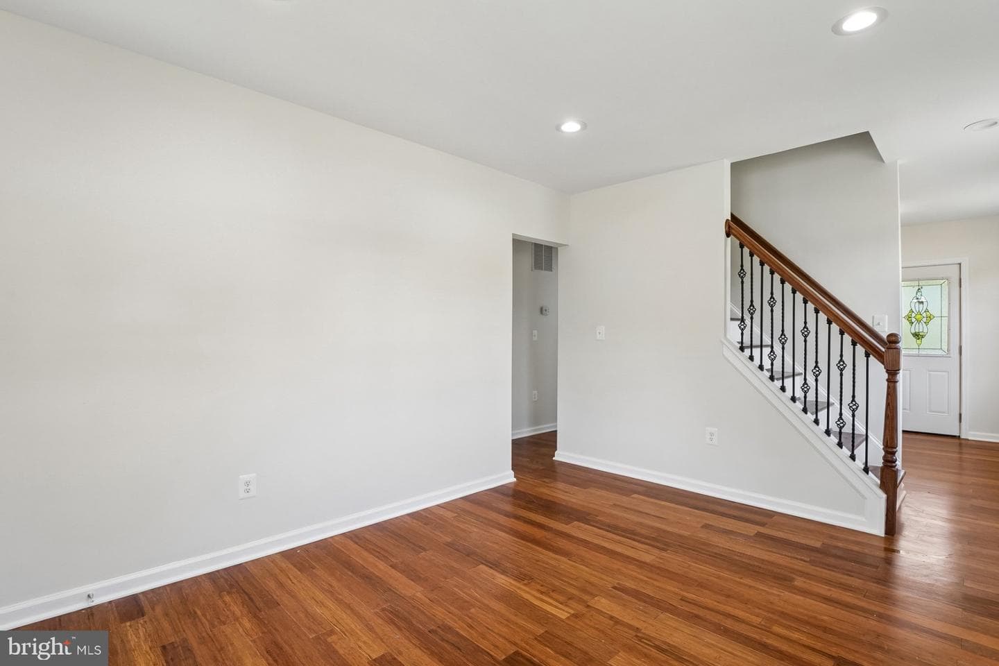 1126 Ingleside photo 6