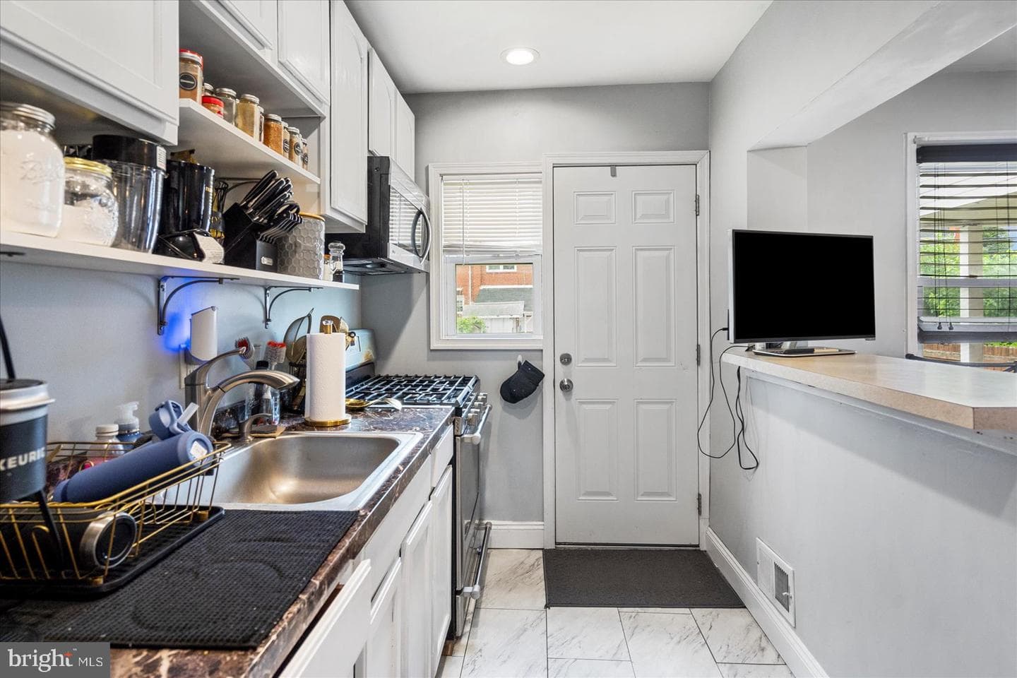 909 Arncliffe Road photo 13