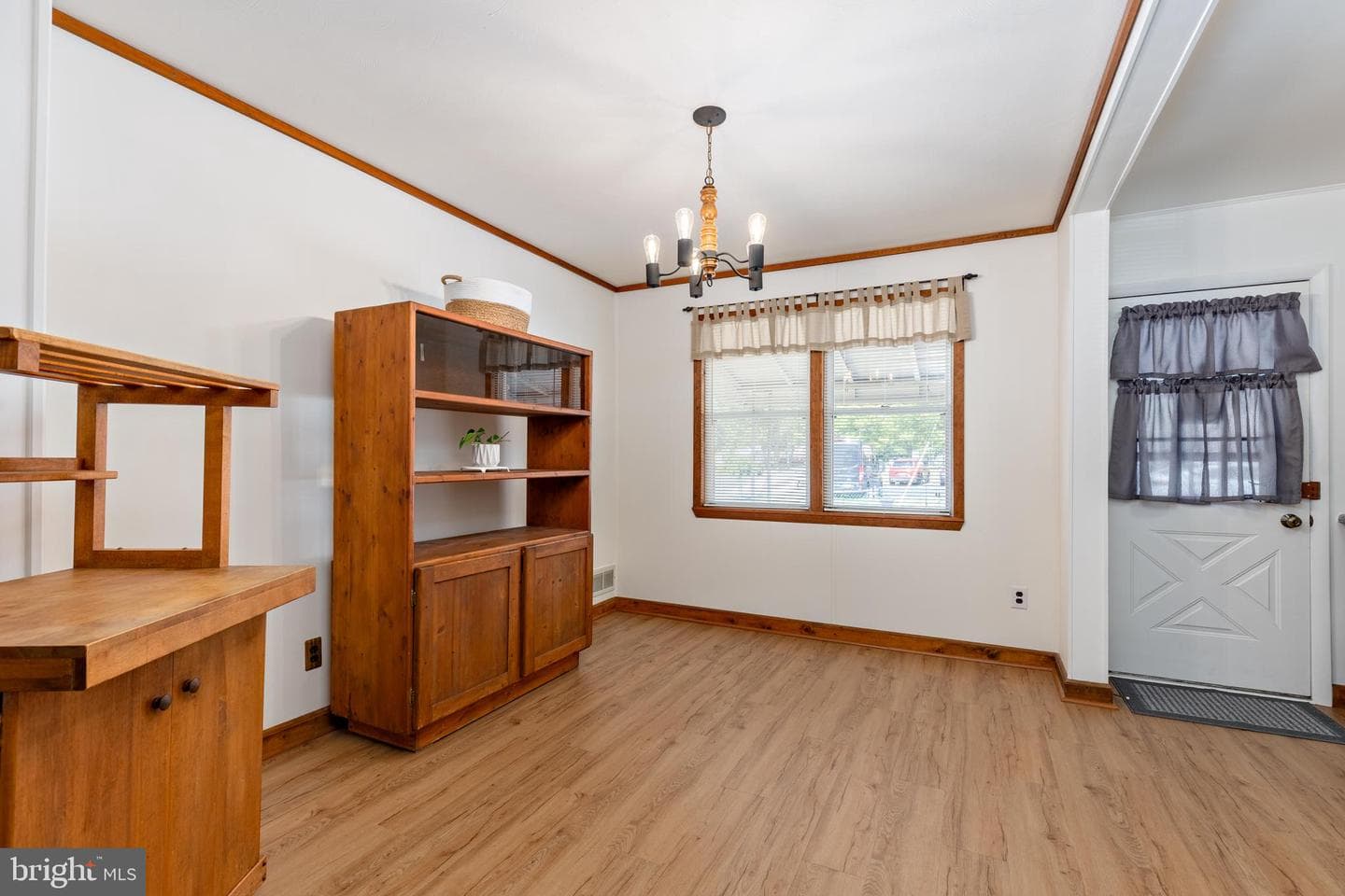 1654 Manor Road photo 5