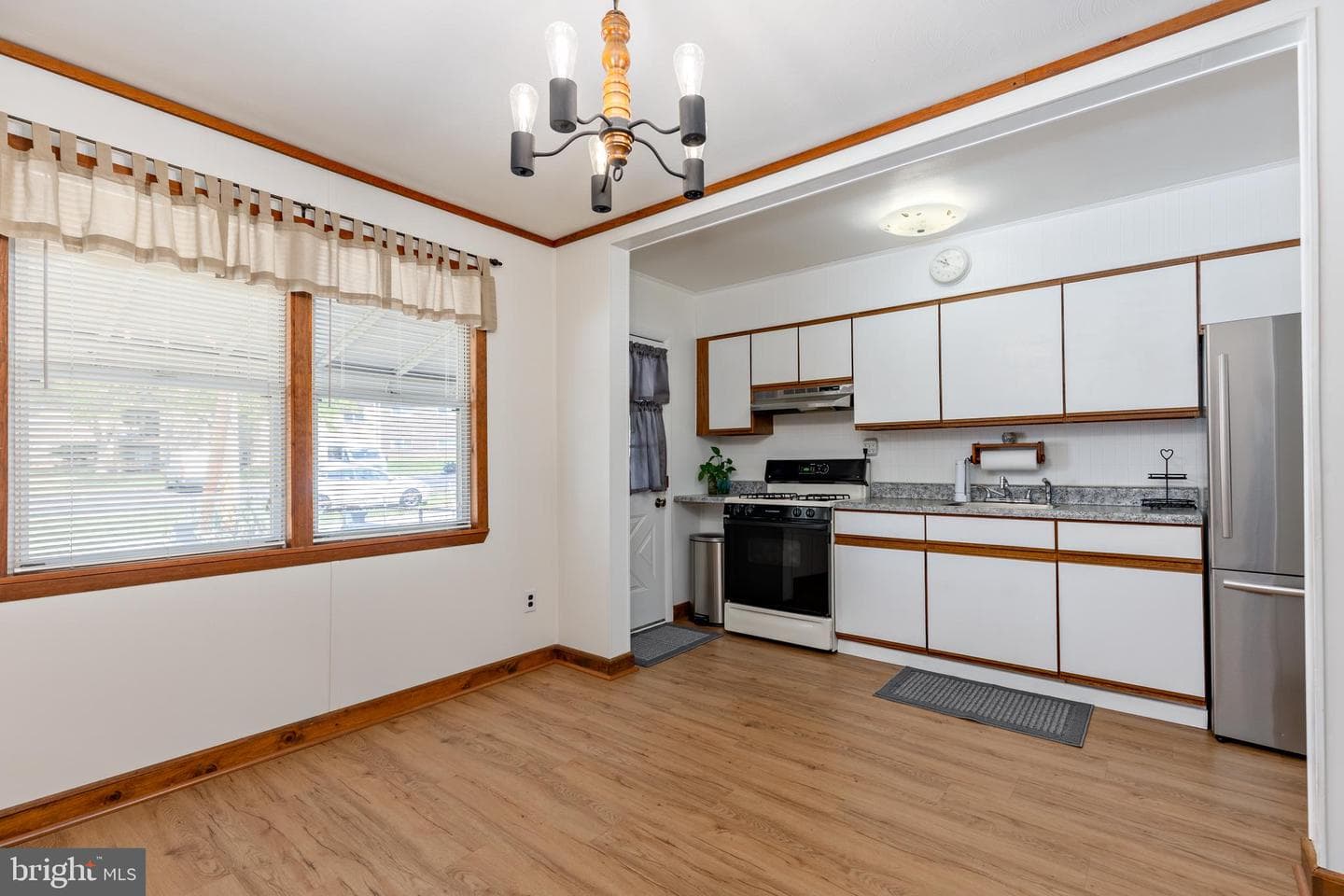 1654 Manor Road photo 6
