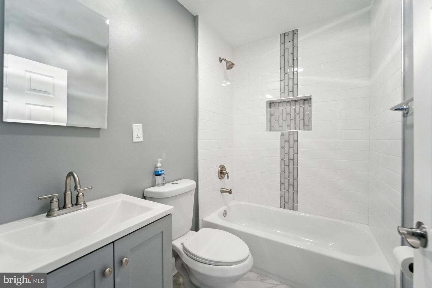 1608 Howard photo 13
