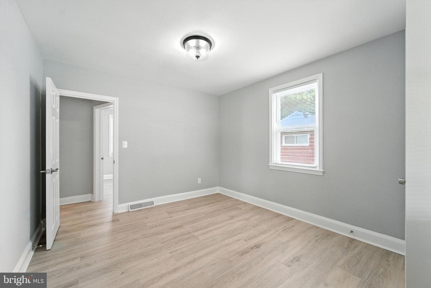 1608 Howard photo 4