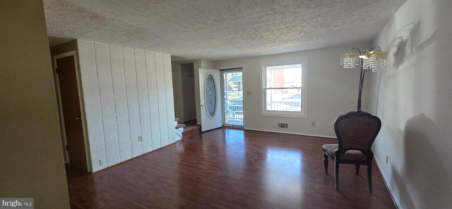 1031 Foxwood Lane photo 3