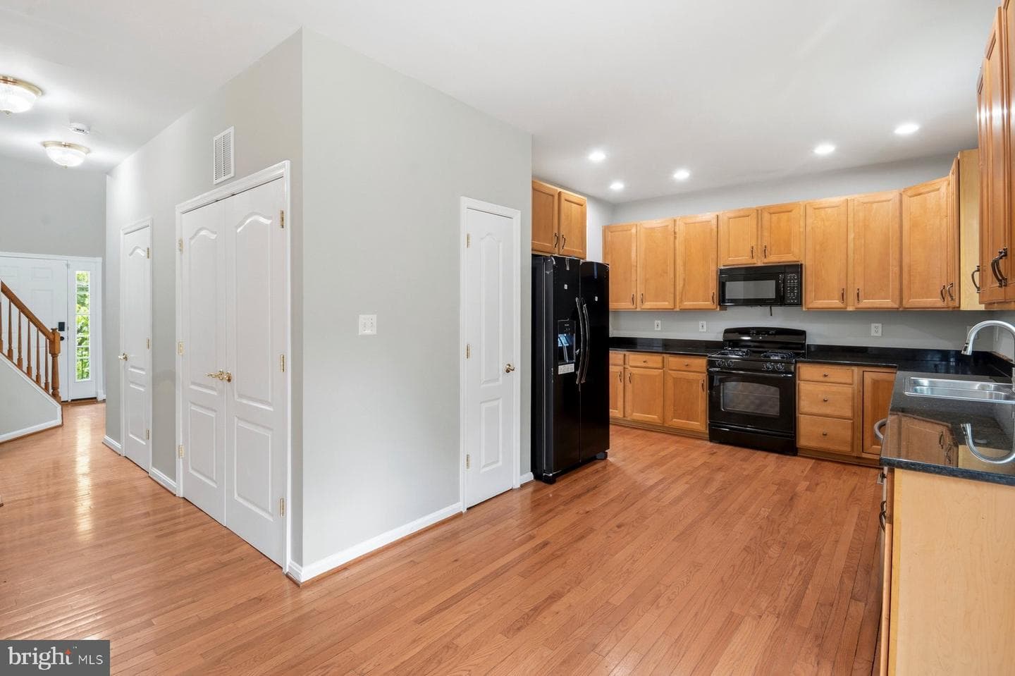 4945 Hazelwood Avenue photo 10