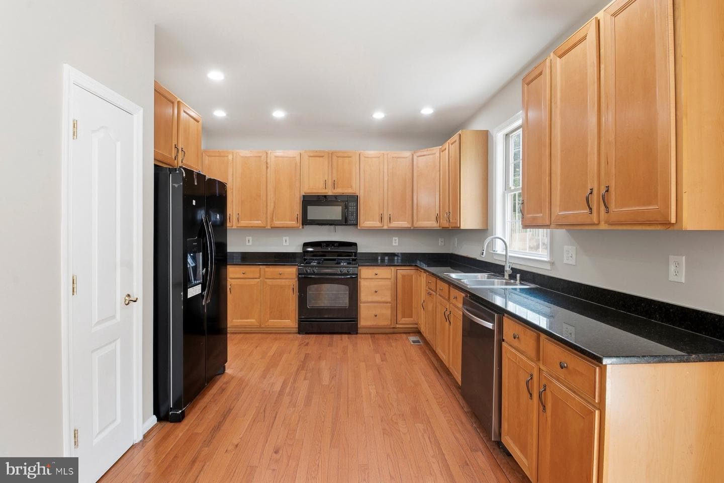 4945 Hazelwood Avenue photo 11