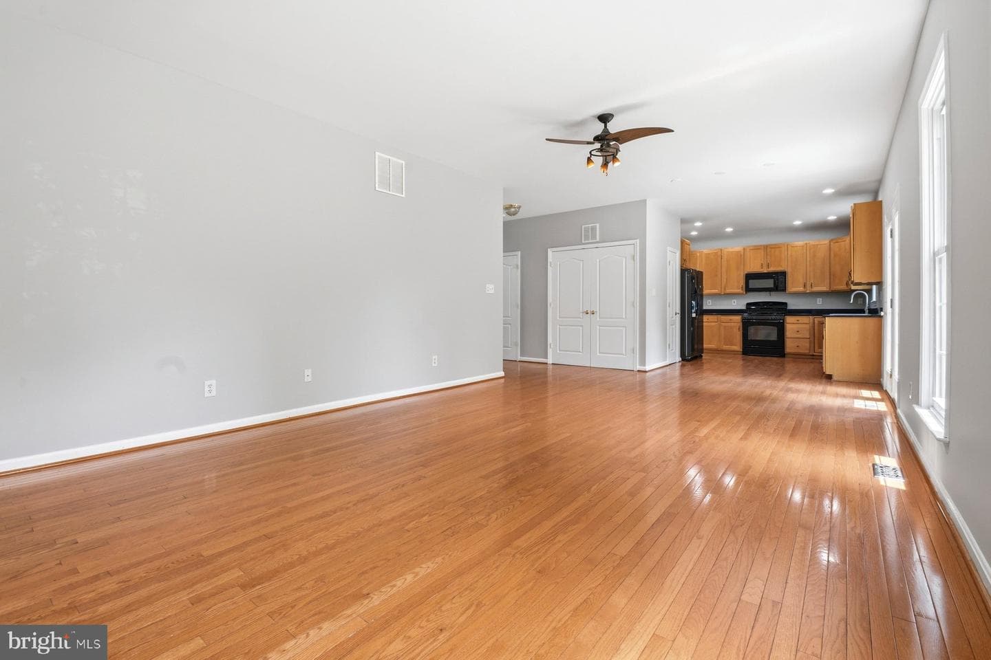 4945 Hazelwood Avenue photo 18