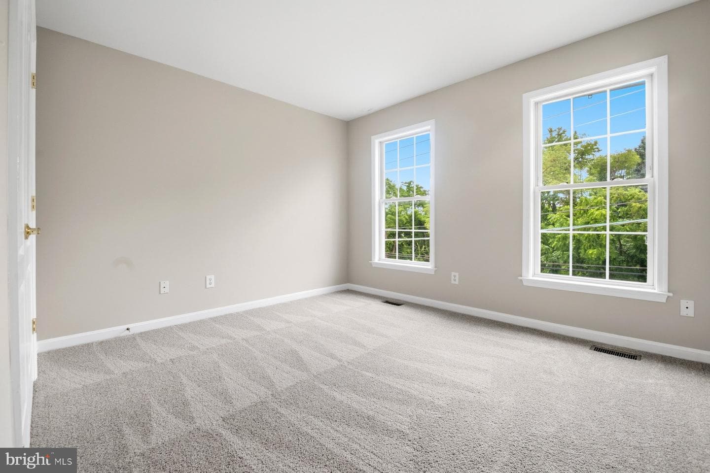 4945 Hazelwood Avenue photo 31