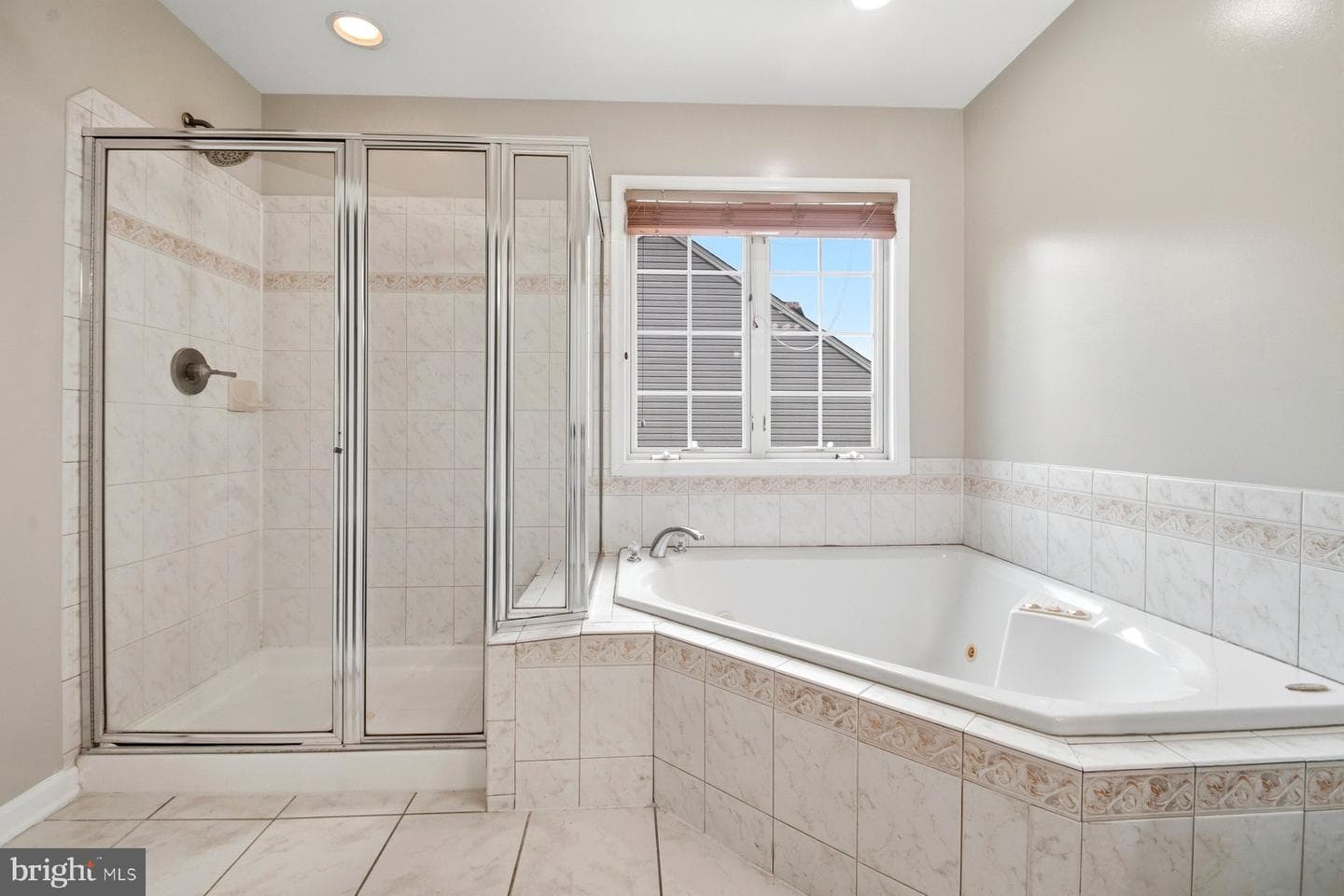 4945 Hazelwood Avenue photo 37
