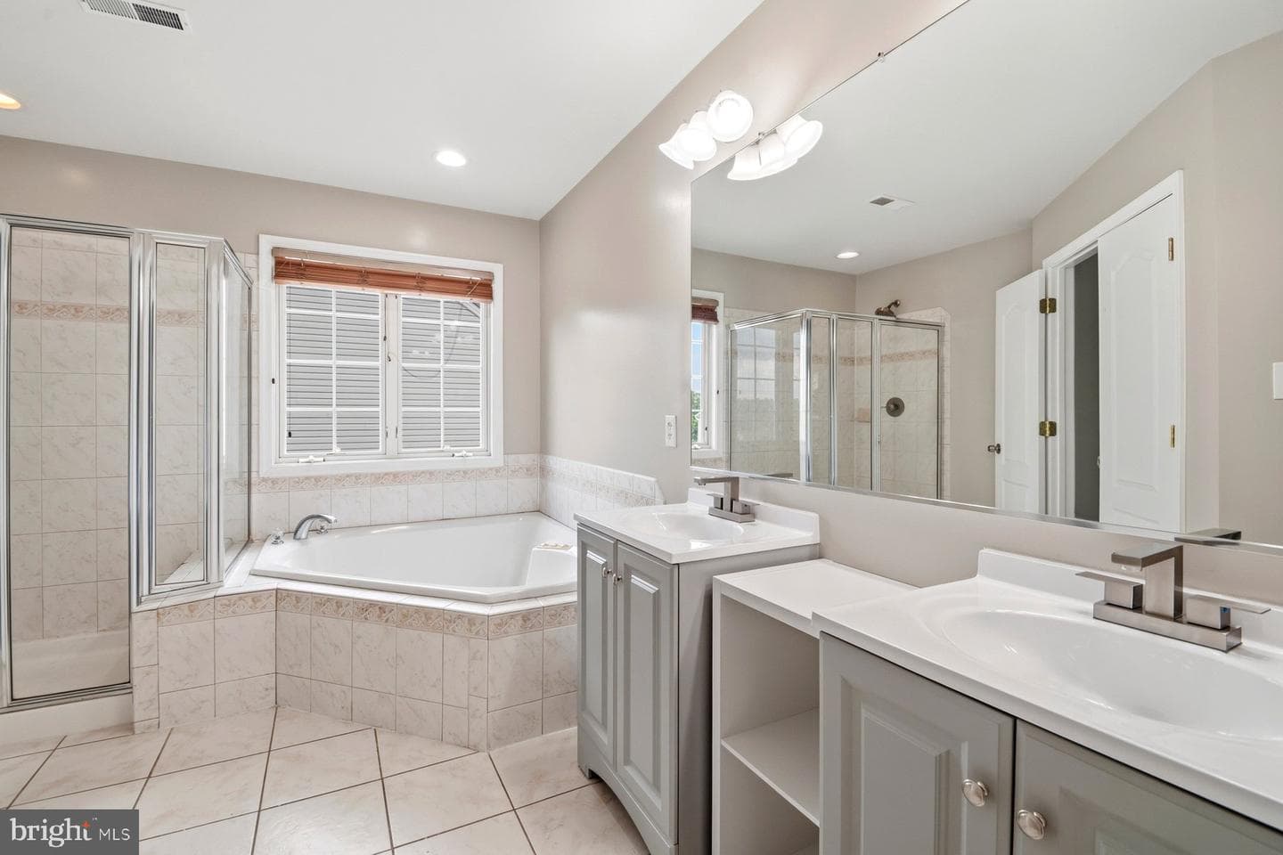 4945 Hazelwood Avenue photo 38