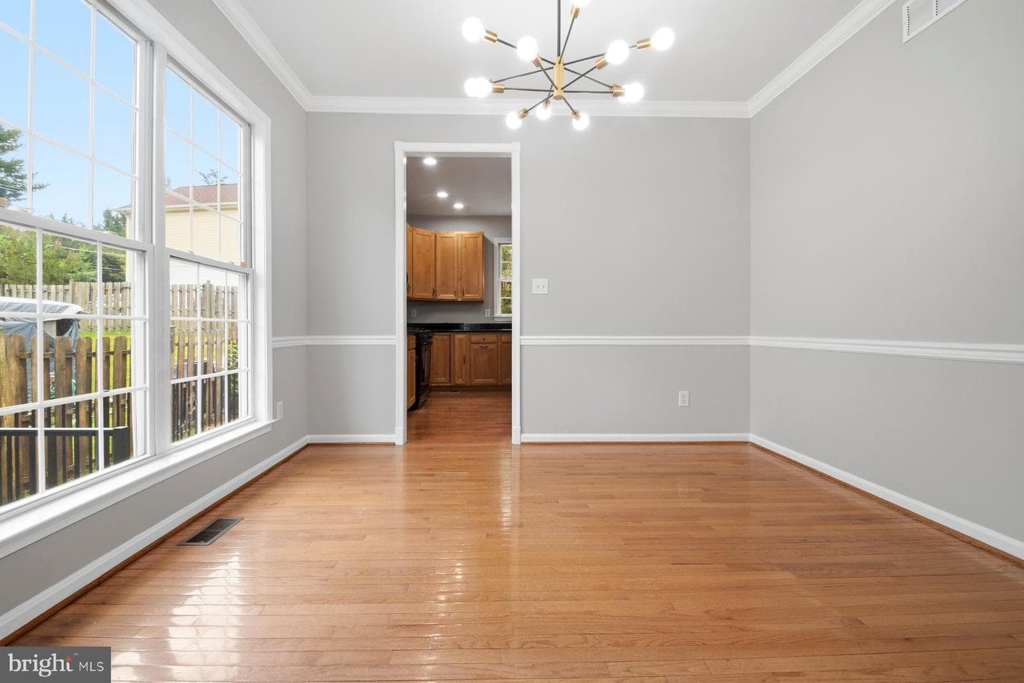 4945 Hazelwood Avenue photo 8