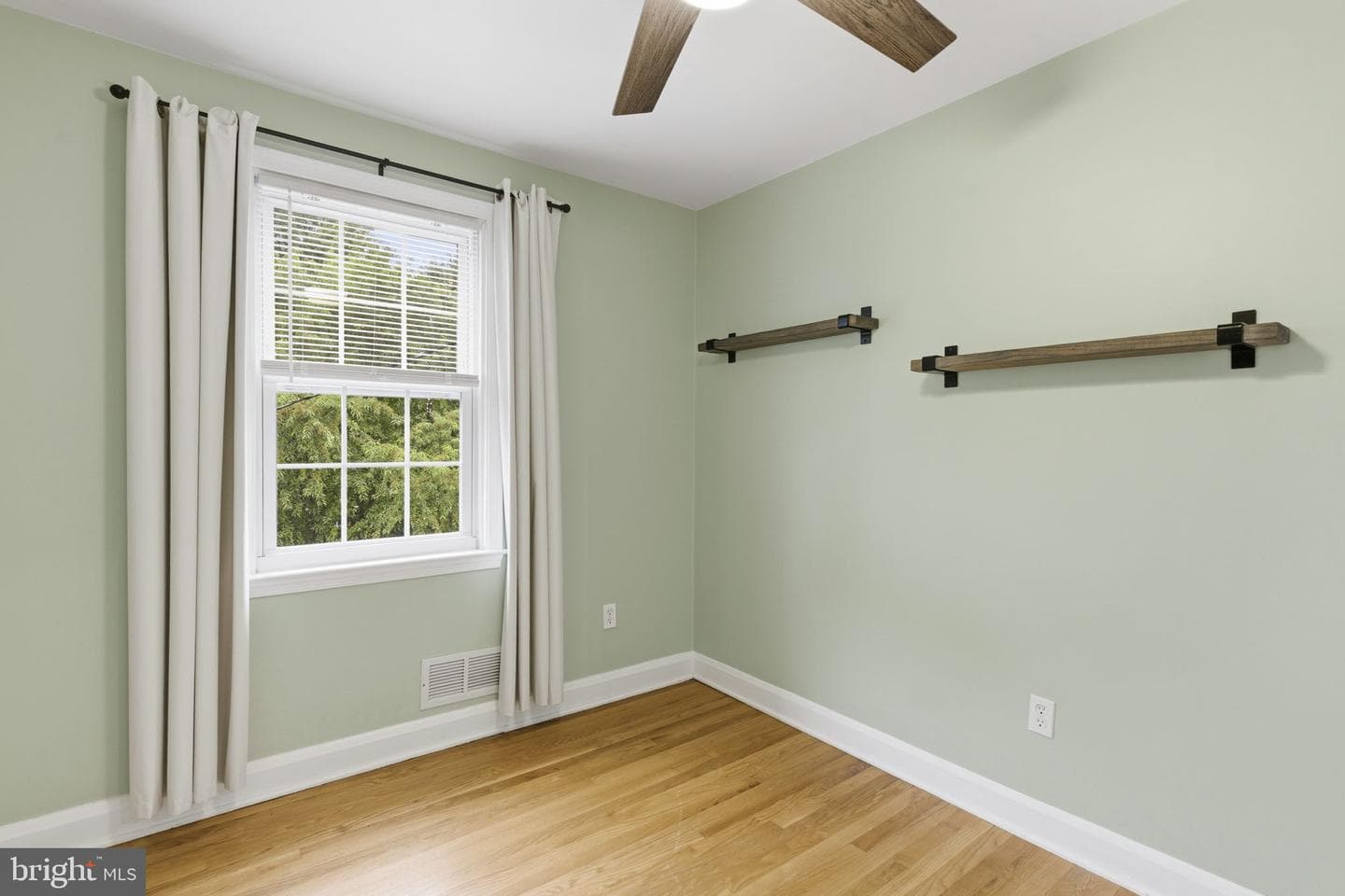 1587 Doxbury Road photo 15