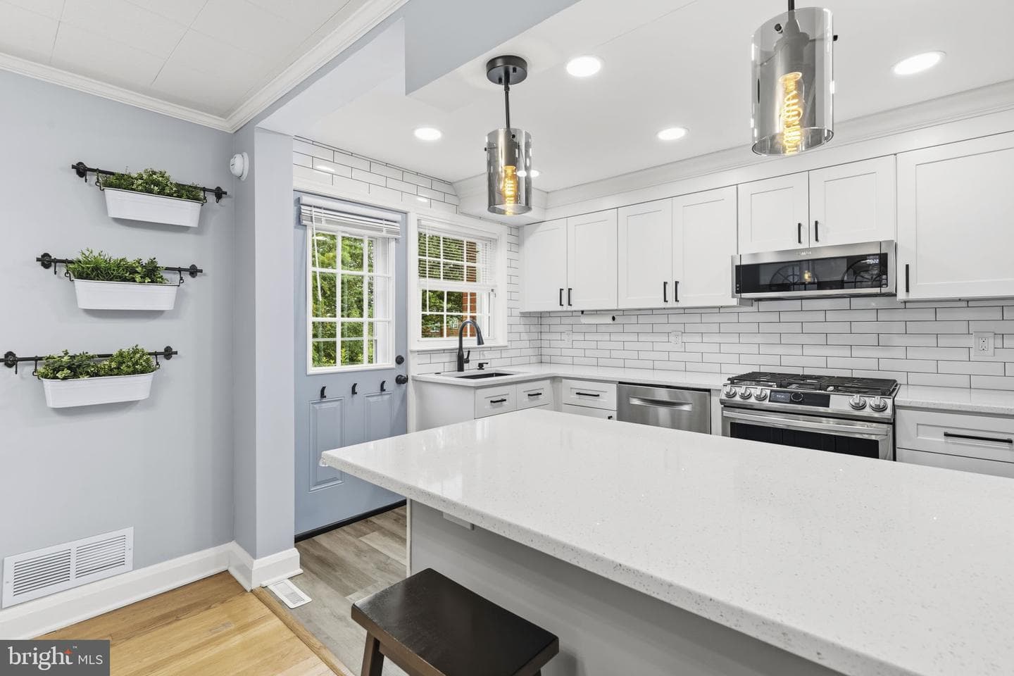 1587 Doxbury Road photo 8