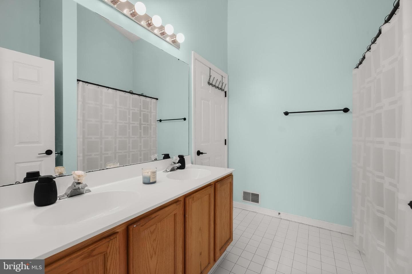 4556 Vermeer Court photo 16