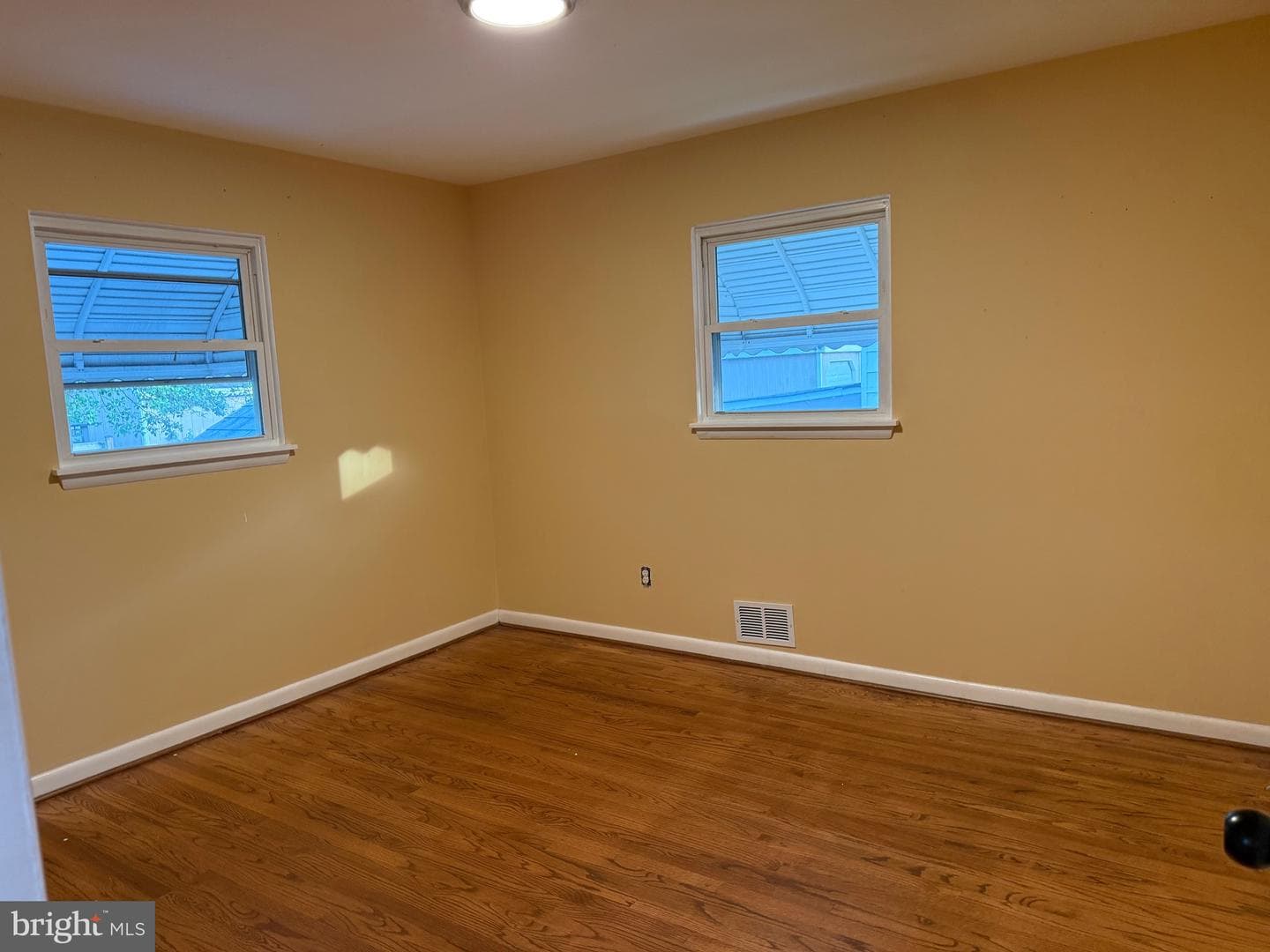1127 Daniels Avenue photo 17