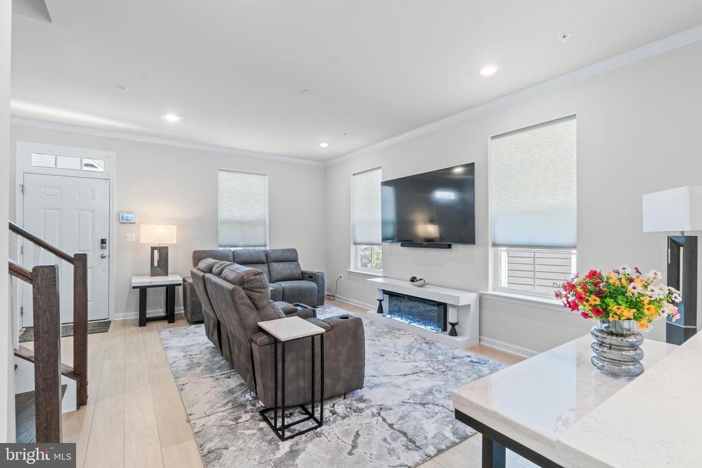 611 Ladywell Street photo 7