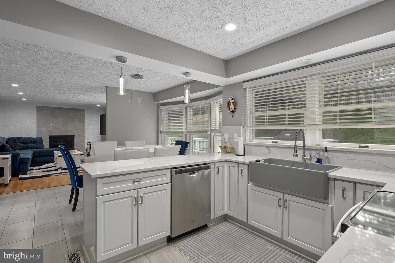 2725 Moores Valley photo 3