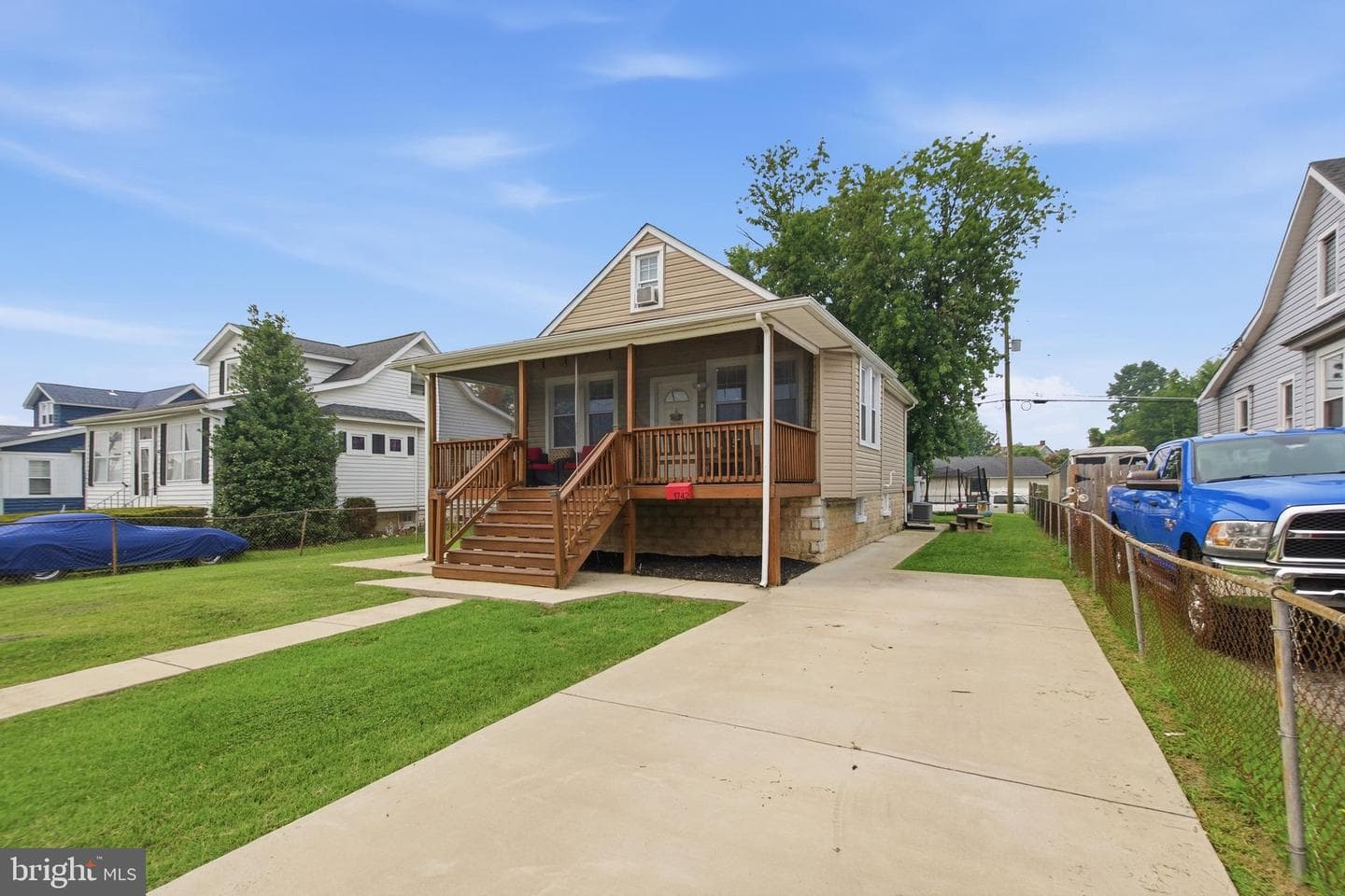 1742 Leslie Road photo 3