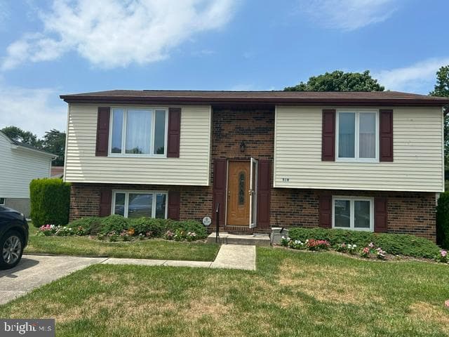 519 Fuselage Avenue photo 1