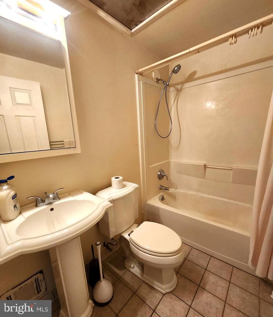 7393 Edsworth Road photo 5