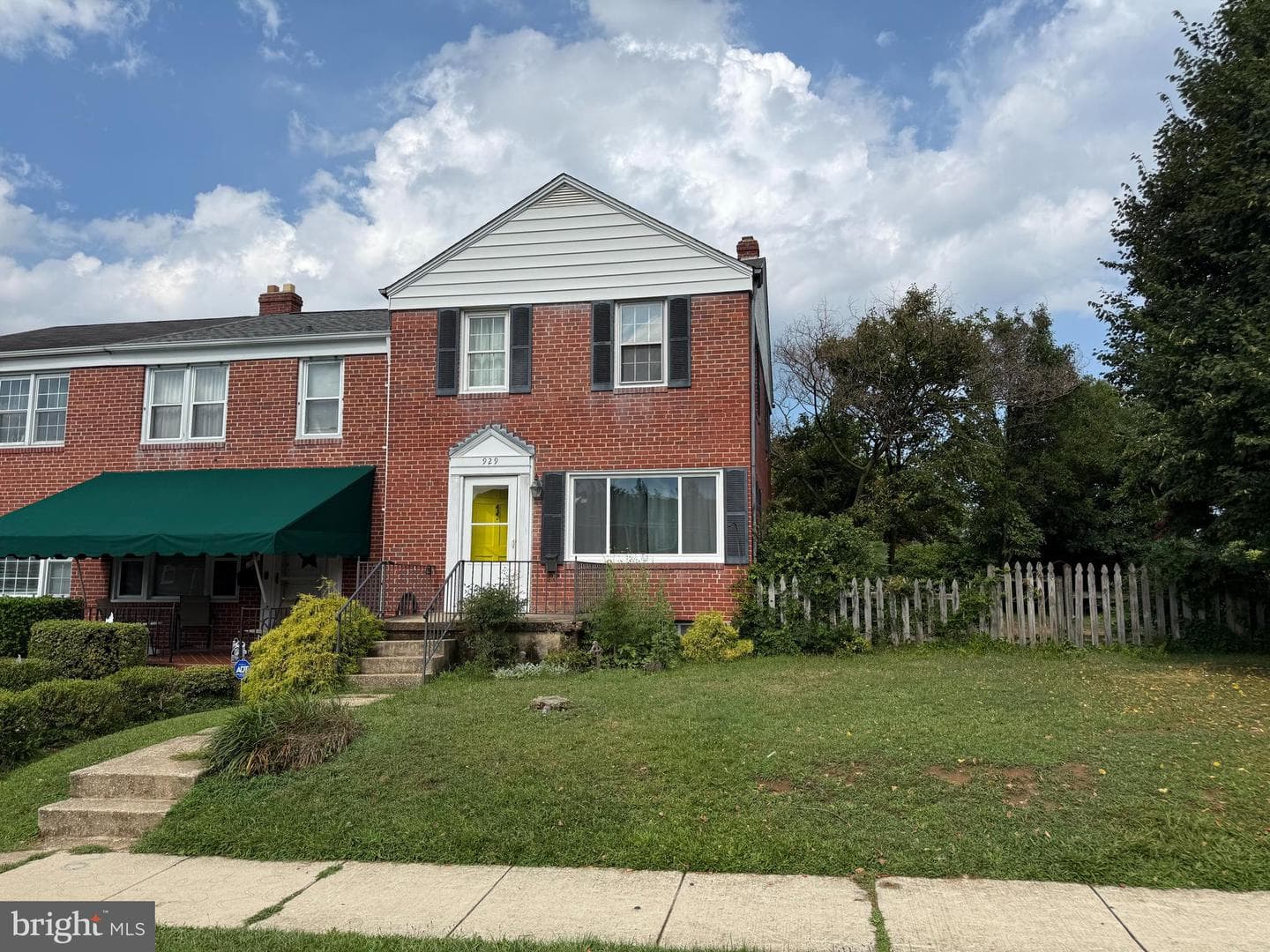 929 Radcliffe Road photo 1