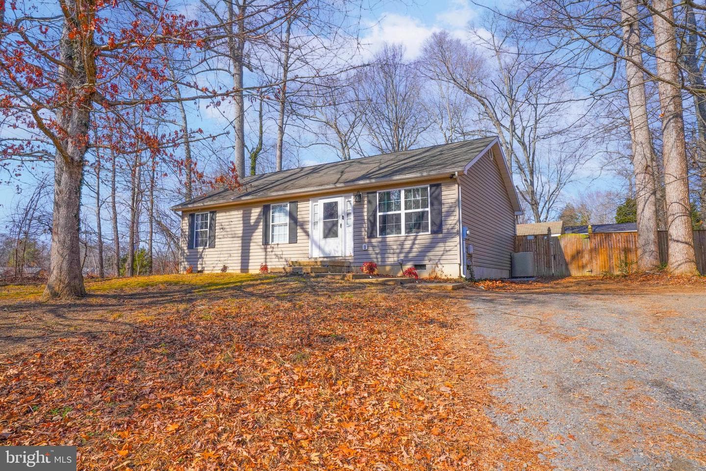 563 Maple Way photo 2