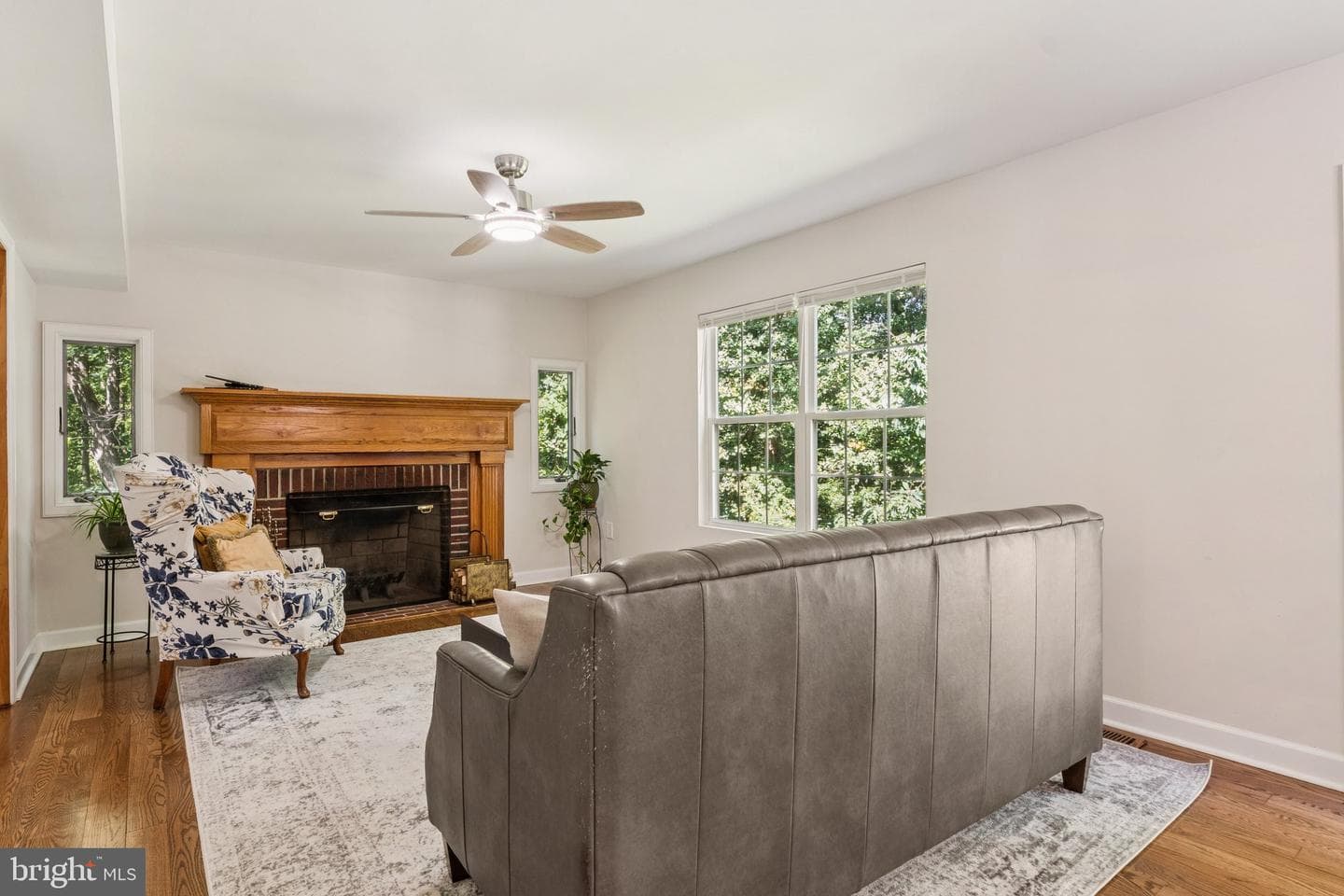 5010 Louise Lane photo 4