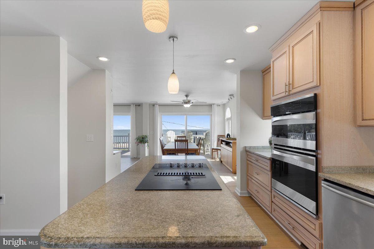 2818 Beach Drive photo 10
