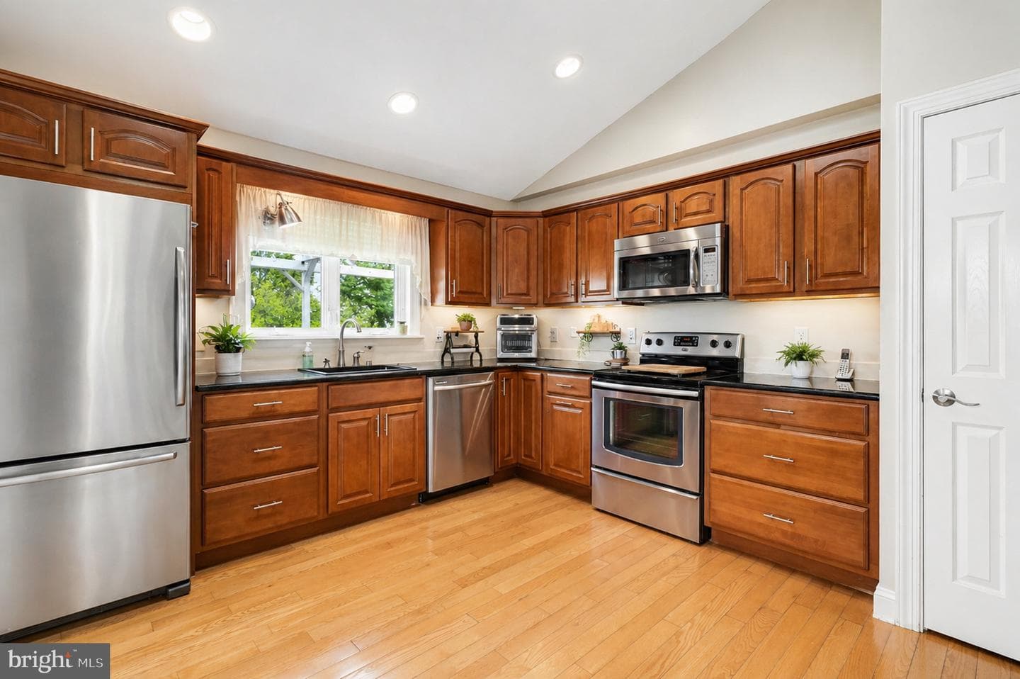 3817 Bayview Drive photo 4