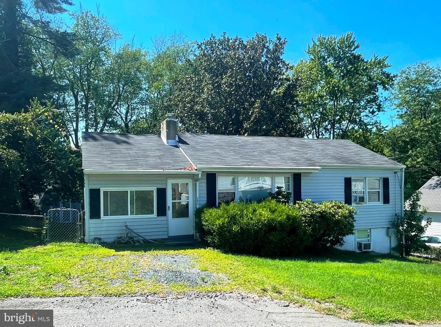 292 Dresser Avenue photo 1