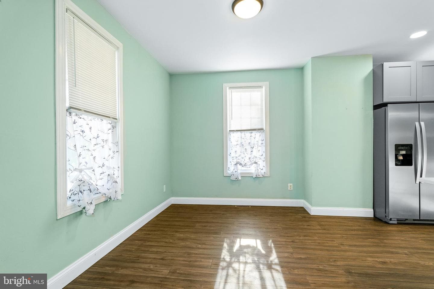 132 S Queen Street photo 7
