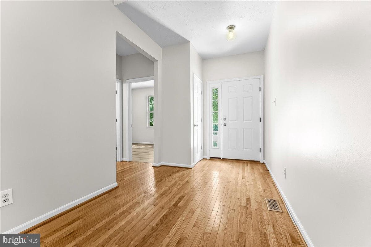 7 John Adams Lane photo 3