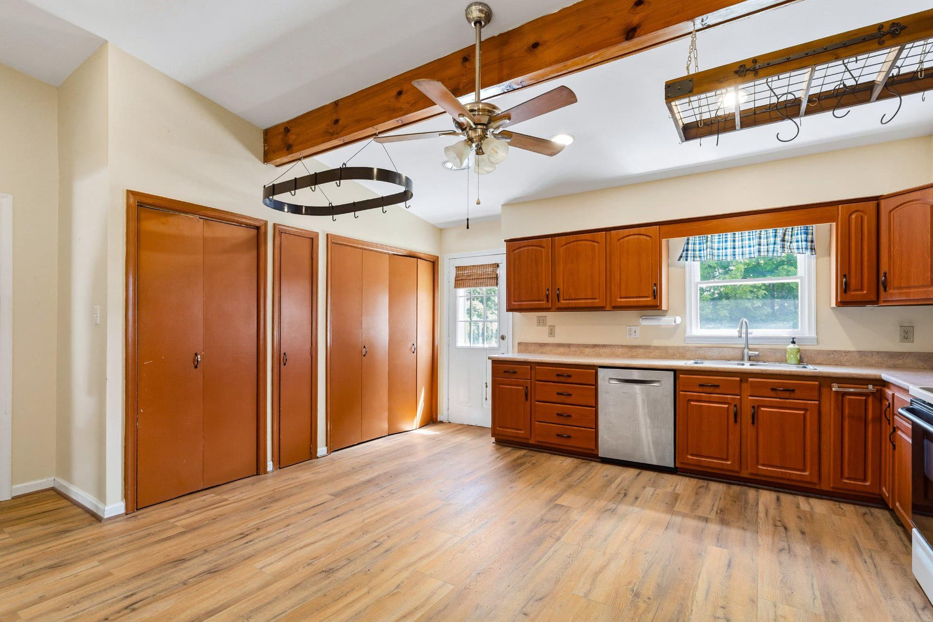 320 Cecil Street photo 13