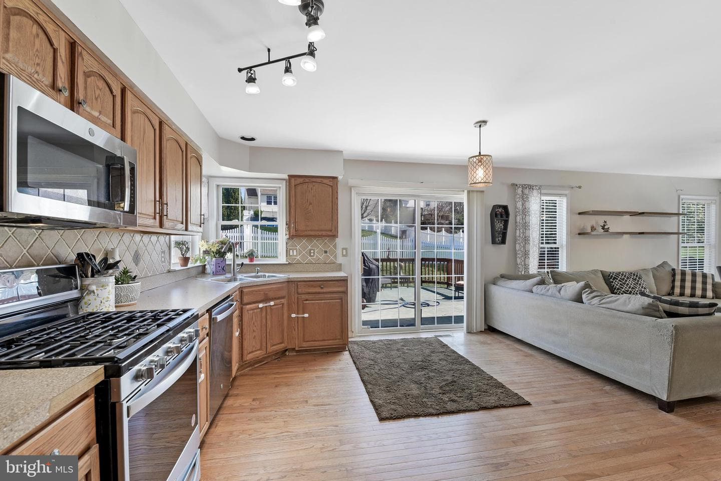 106 Cove Point Way photo 6