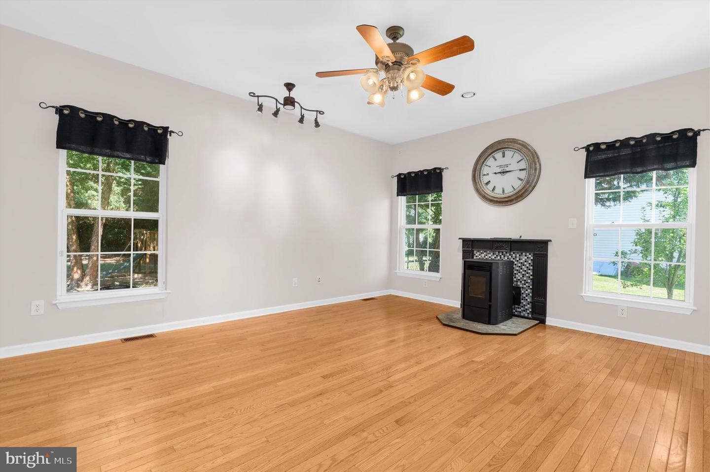 213 Ariel Avenue photo 10