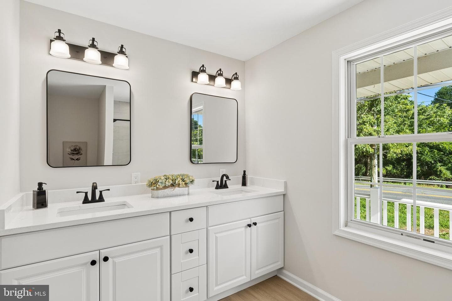 224 W Cecil Avenue photo 42
