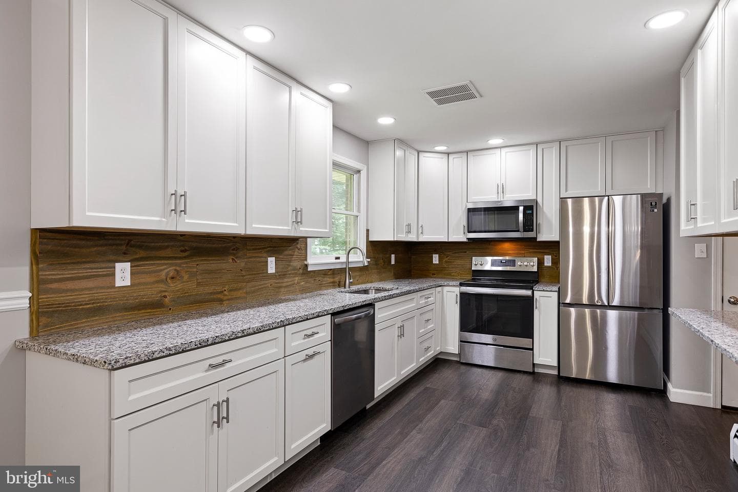 215 Calvert Road photo 8