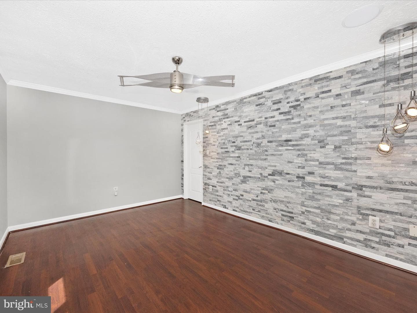 2584 Sussex Court photo 28