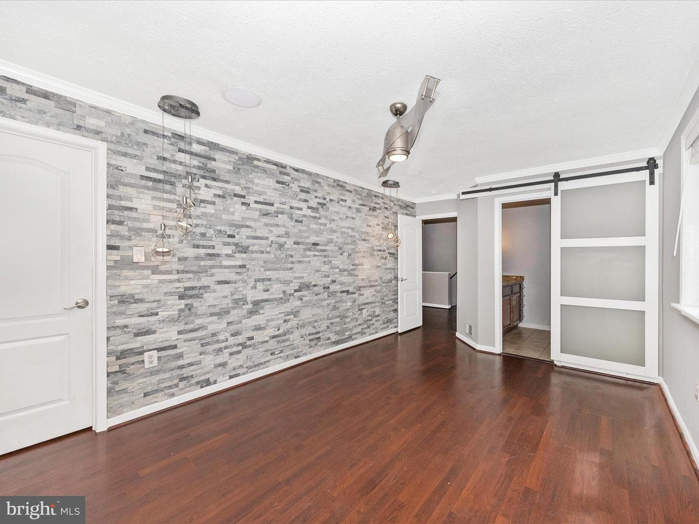 2584 Sussex Court photo 29
