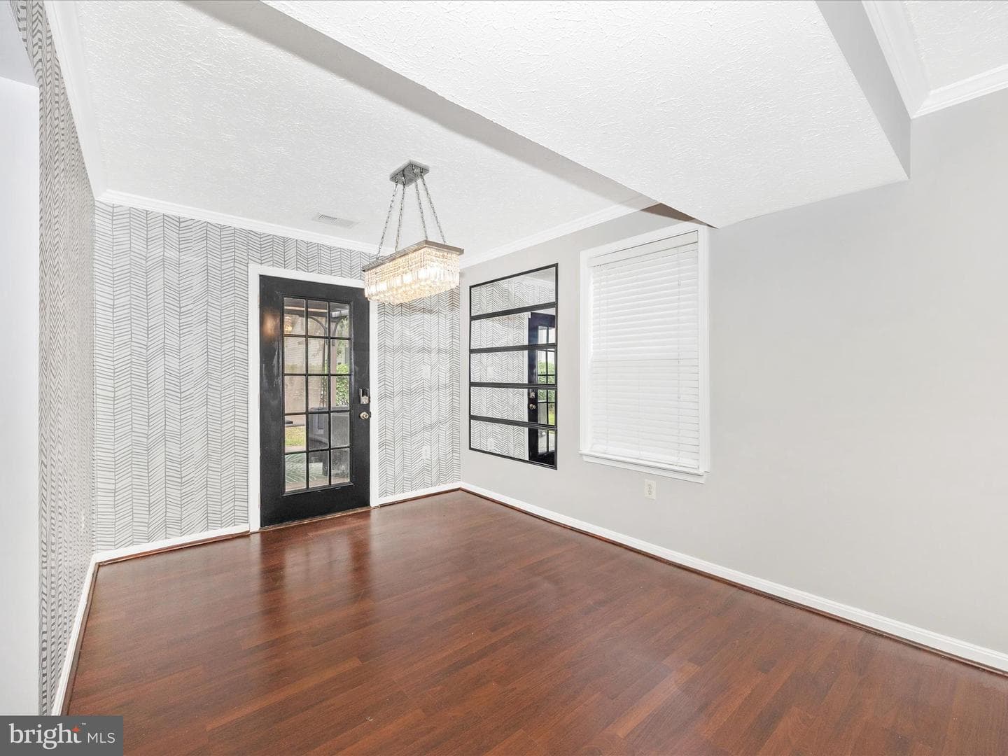 2584 Sussex Court photo 9