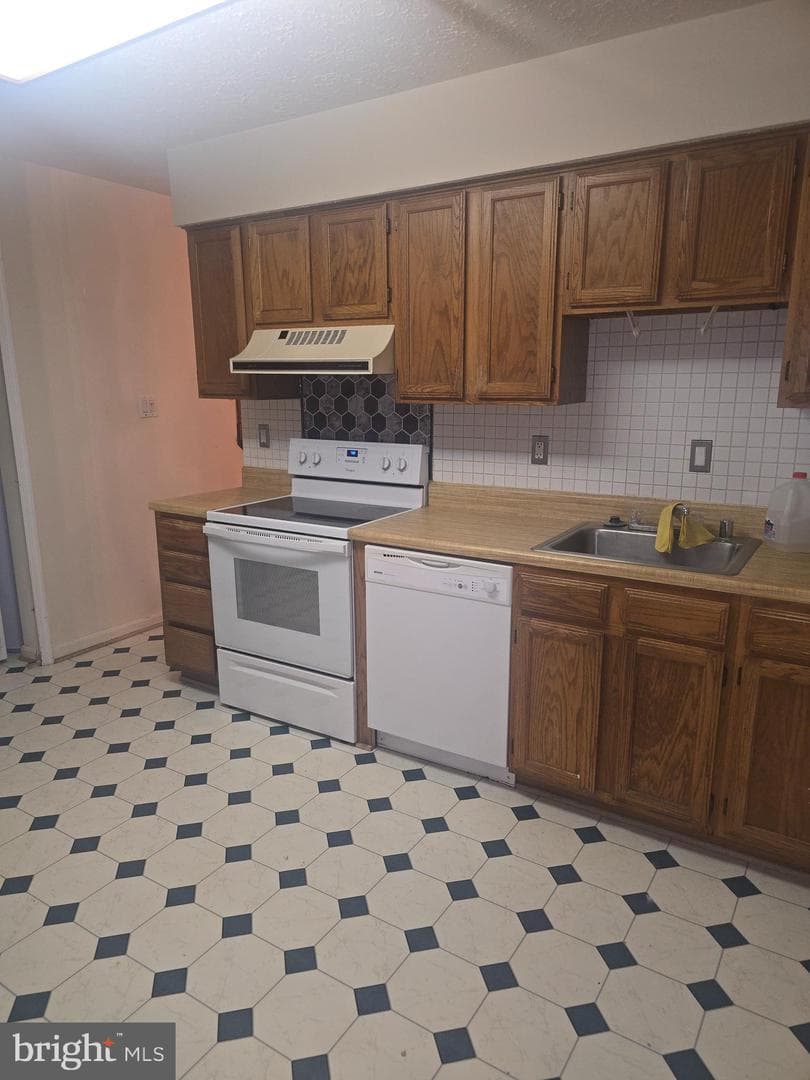 6290 Whistlers Place photo 20