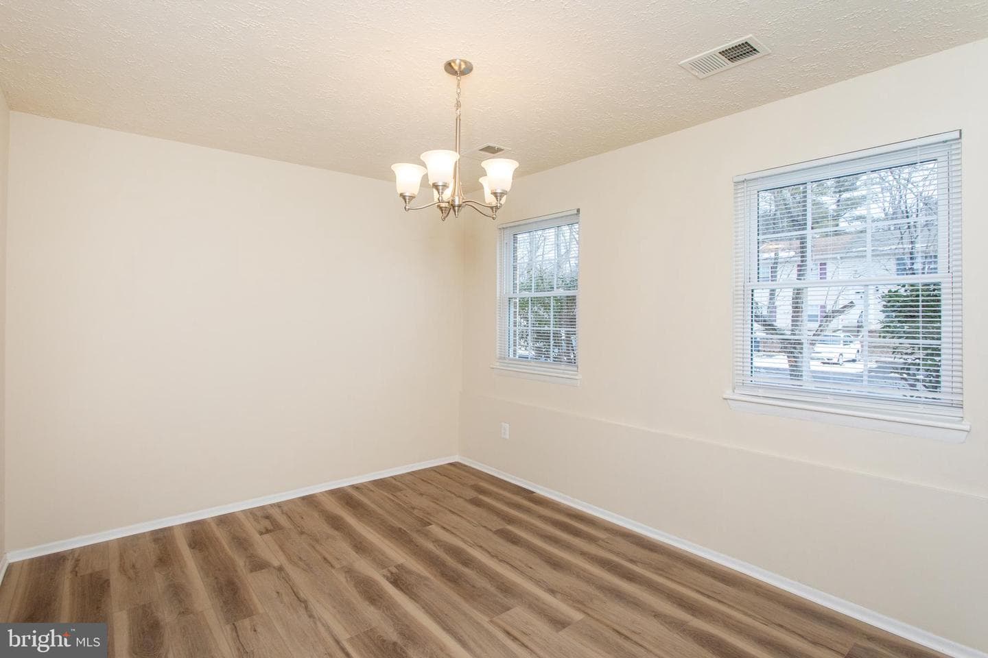 1010 Victoria Place photo 12