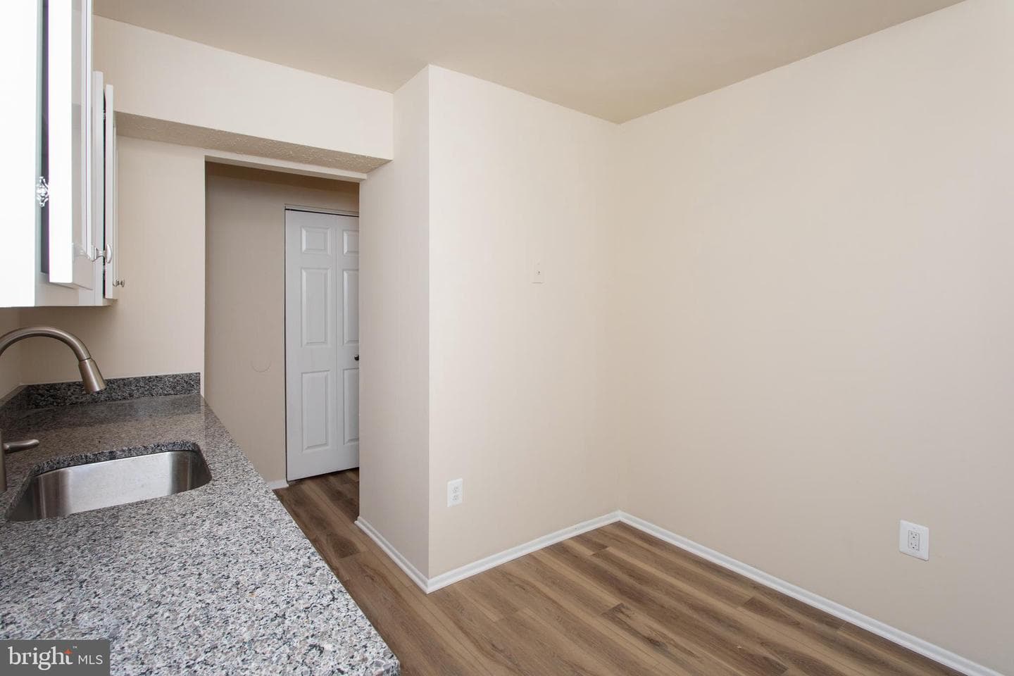 1010 Victoria Place photo 16