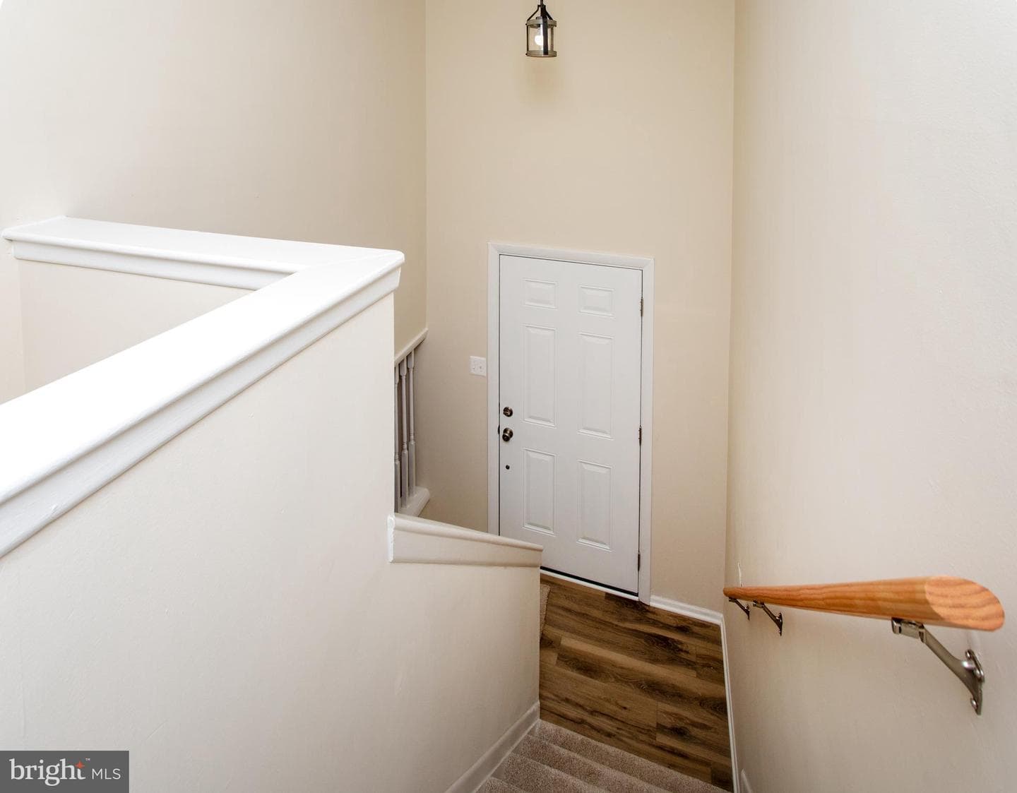 1010 Victoria Place photo 4