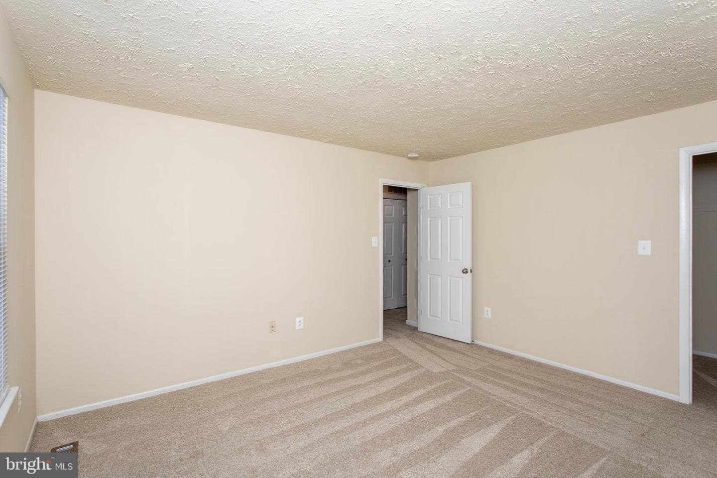 1010 Victoria Place photo 40